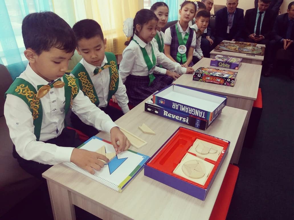 Мерекеде өткізілген интеллектуалды сайыста «Алғырлар» және «Тапқырлар» топтарының қатысушылары шарт бойынша «Дарабоз» , «Жорға», «Бәйге» кезеңдері бойынша сынға түсті.