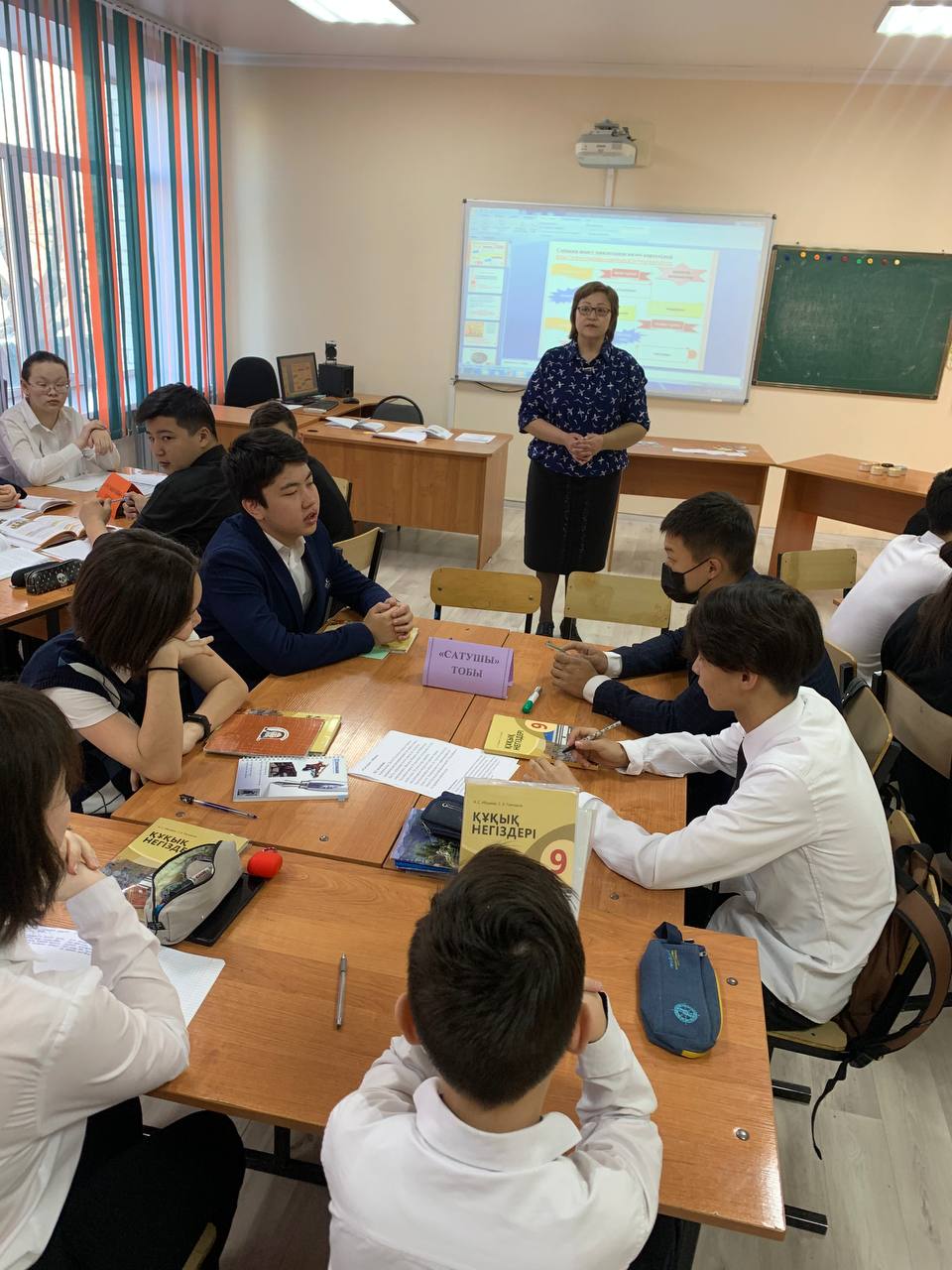 «Біз тұтынушы ретінде өз құқығымызды білеміз бе?» деген такырыпта құқық негіздері пәнінен  ашык сабақ өтті