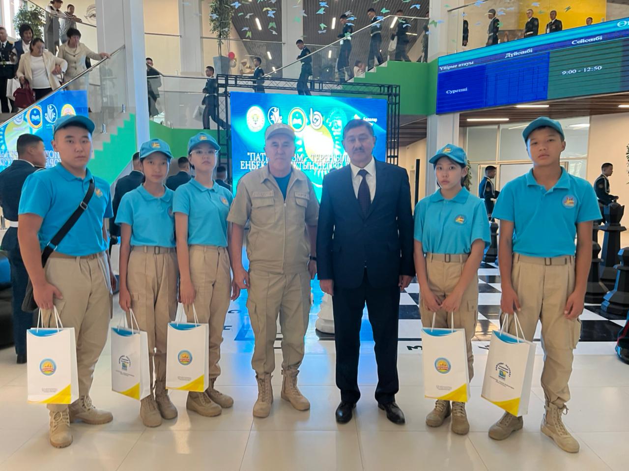 Түркістан қаласында өткен "Патриотизм - терең білім мен еңбекқорлықтың негізгі бастауы" ІҮ жас патриоттар форумына мектебіміздің Жас сарбаздары қатысты.