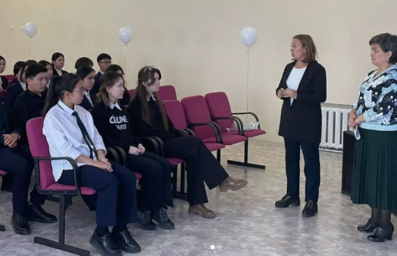 Семей медициналық университетінің мамандары 11-сынып оқушыларына кәсіби бағдар беру туралы түсіндіру жұмыстарын жүргізді.