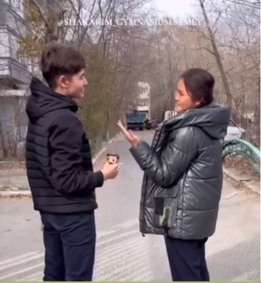 Мектеп Парламентінің көшбасшылары 29 қазан «Қамқоршылар» күні мерекесіне орай «Балаларға жылылық сыйла» әлеуметтік видеоролик дайындады.