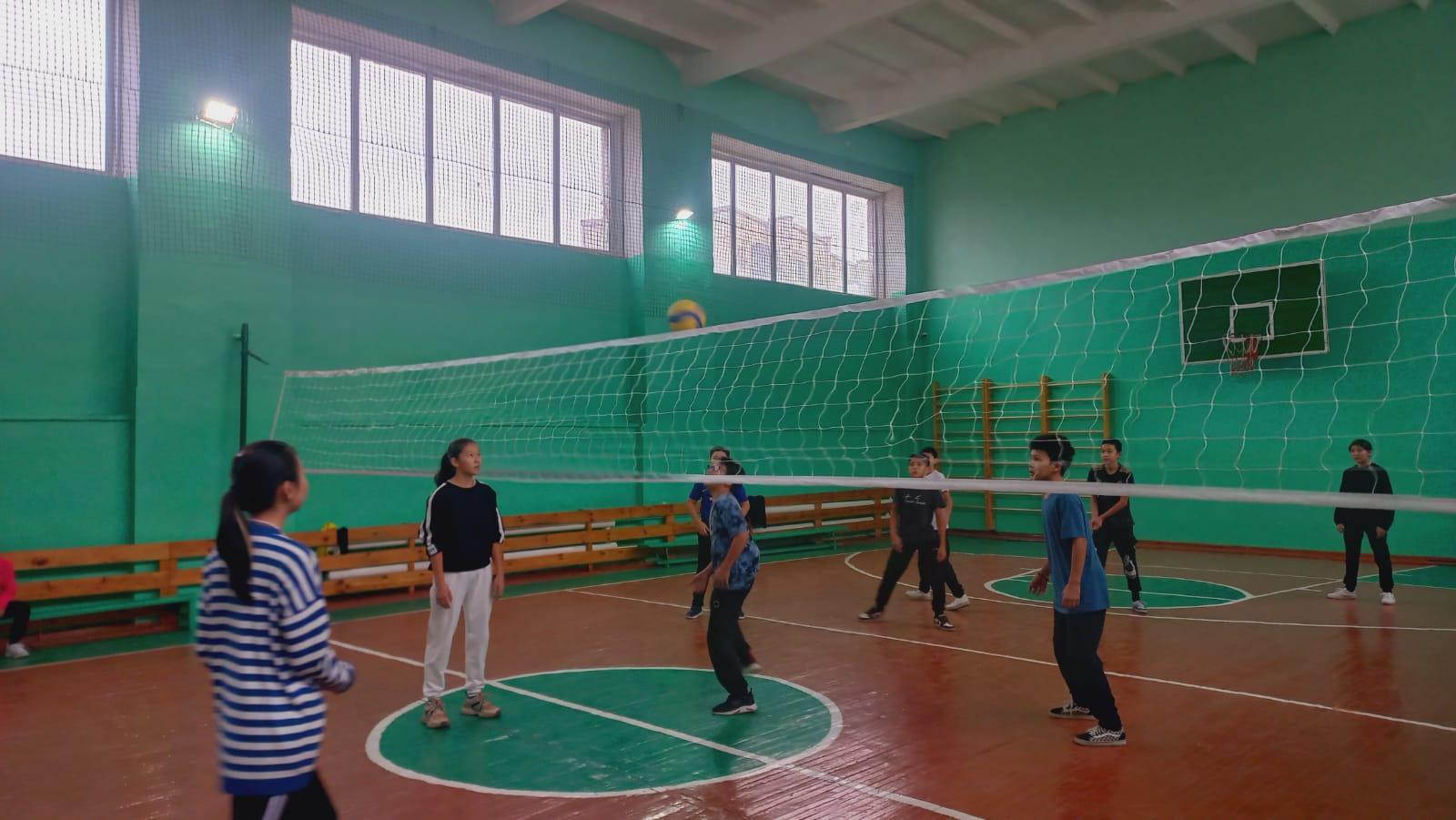 Мектебімізде 7-8 сынып оқушылары арасында пионербол өткізілді.