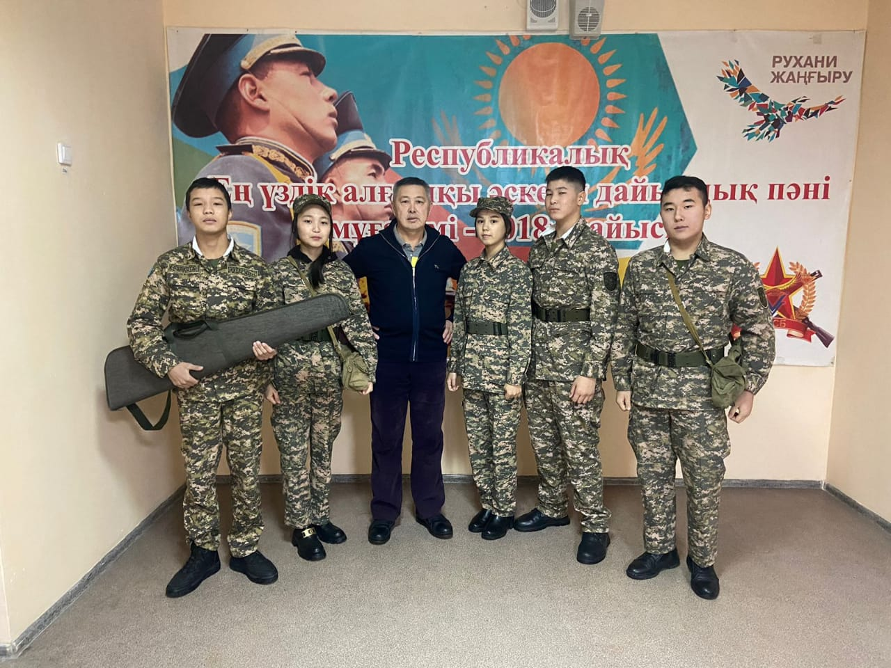 Мектебіміздің 8 "А" сынып сарбаздары қалалық әскери сайысқа қатысты.