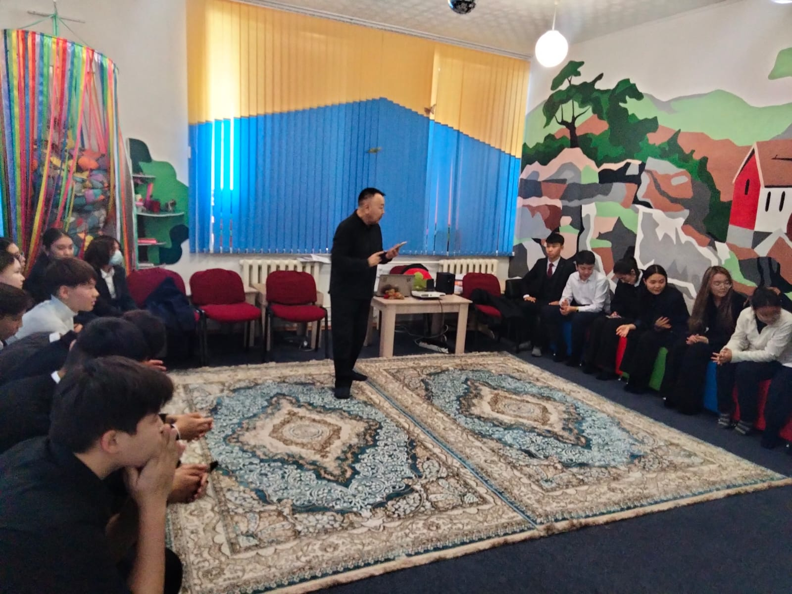 Гимназиямыздың 10 "Б" сынып оқушыларына кешенді сабақ өткізілді.