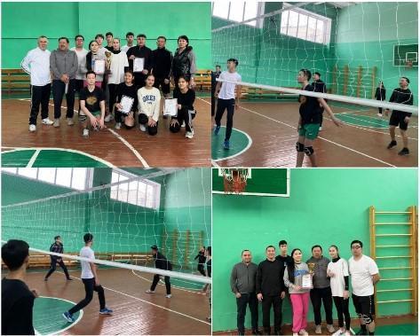 Қысқы демалыс жоспары негізінде 6-сынып оқушыларының ата-аналары арасында волейболдан достық кездесу өтті.