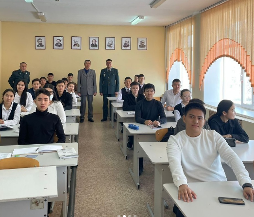 ҚР Ұлттық қауіпсіздік комитеті Шекара қызметінің Абай облысы бойынша департаментінің подполковнигі Бахтияр Абдурашит гимназиямыздың оқушыларына оқу орыны жайлы түсіндірме жұмыстарын жүргізді.