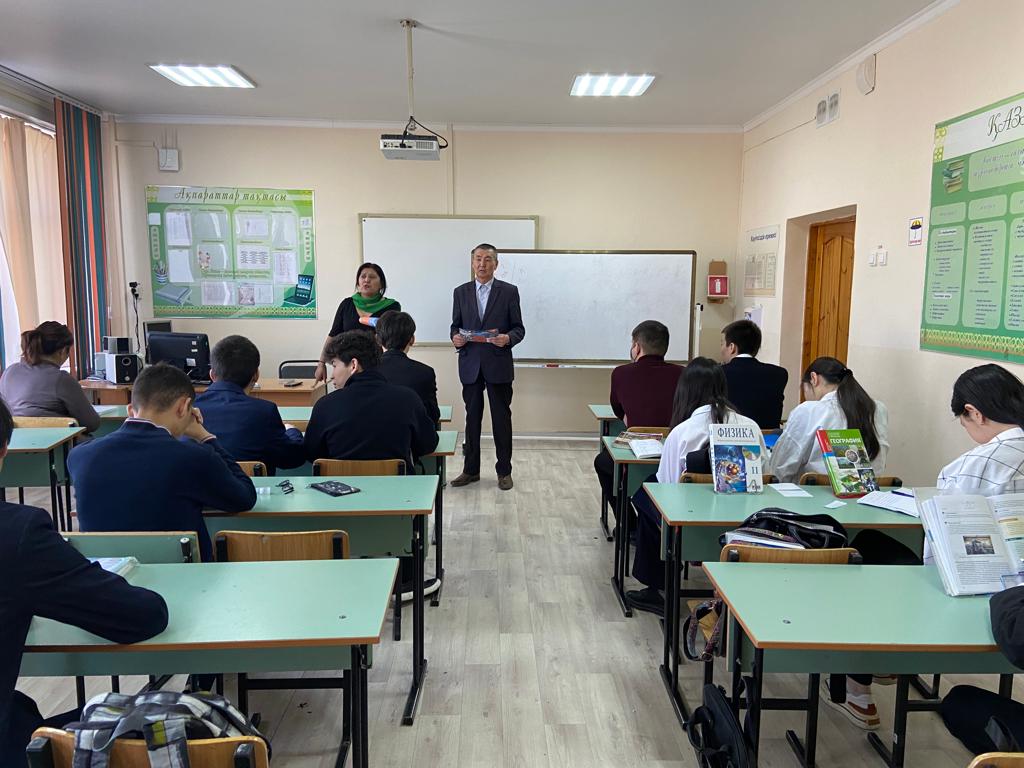 Өскемен қаласындағы Amanzholov University-нің маманы 10-11 сынып оқушыларына оқу орыны және мамандықтар, оқу базасы туралы түсіндіру жұмыстарын жүргізді.