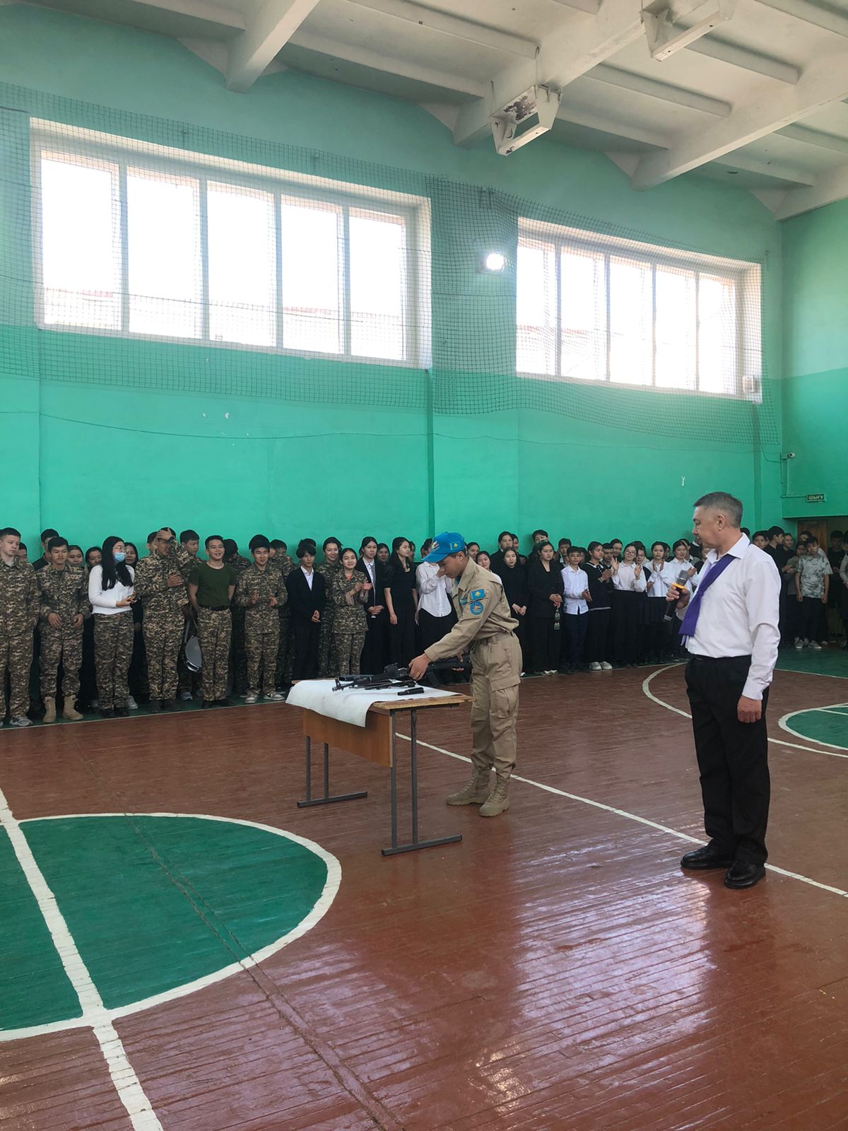 Гимназиямыздың 8 "А" сыныбында сарбаздар жаттығуы өткізілді.