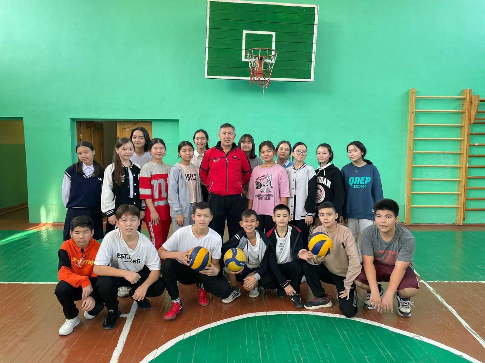 "Дене тәрбиесі және өнер" әдістемелік бірлестігінің апталығы аясында үзіліс арасында стол теннис жарысы өткізілді.