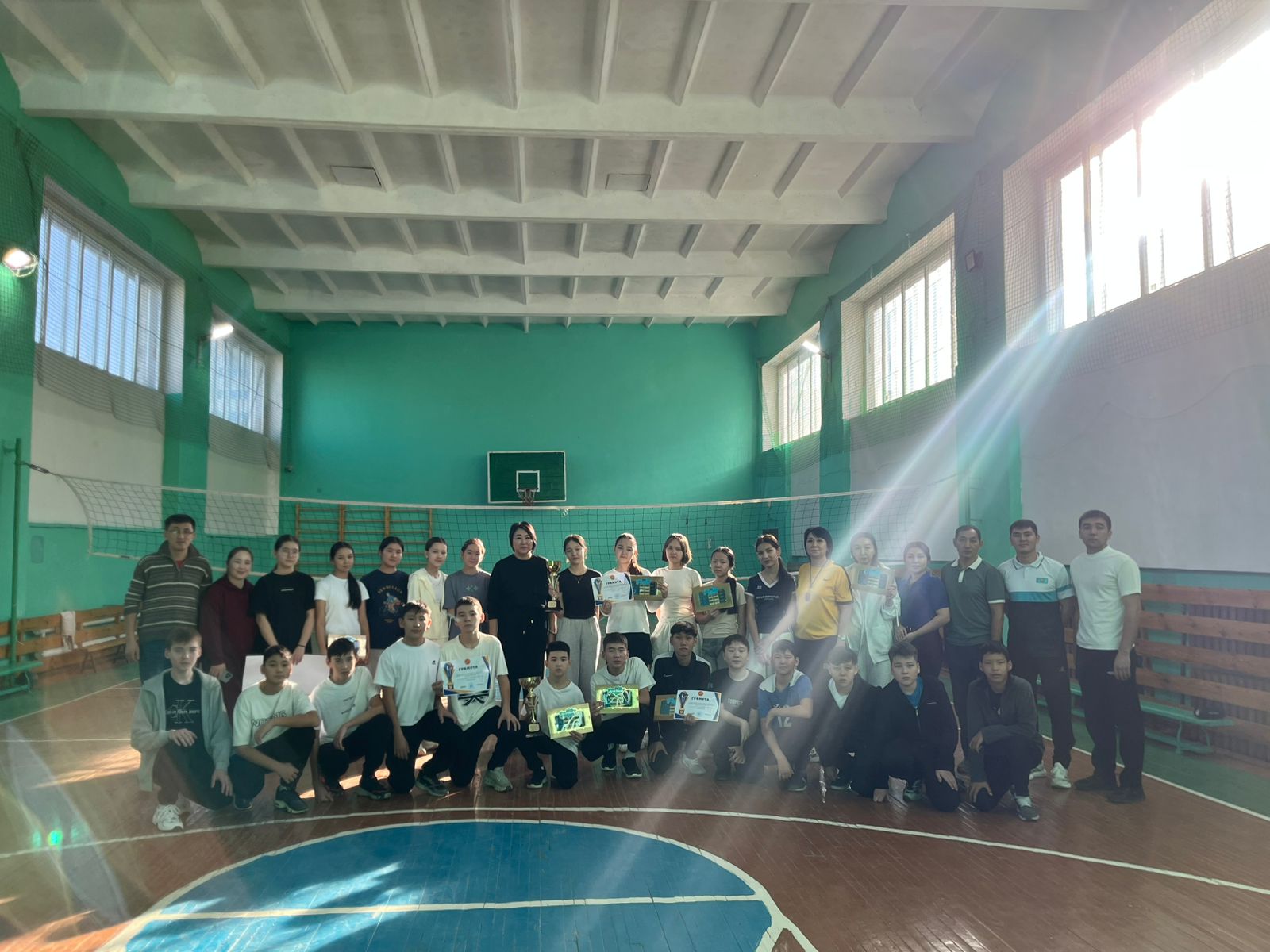 8-сынып оқушылары арасында волейболдан  жарыс өтті.