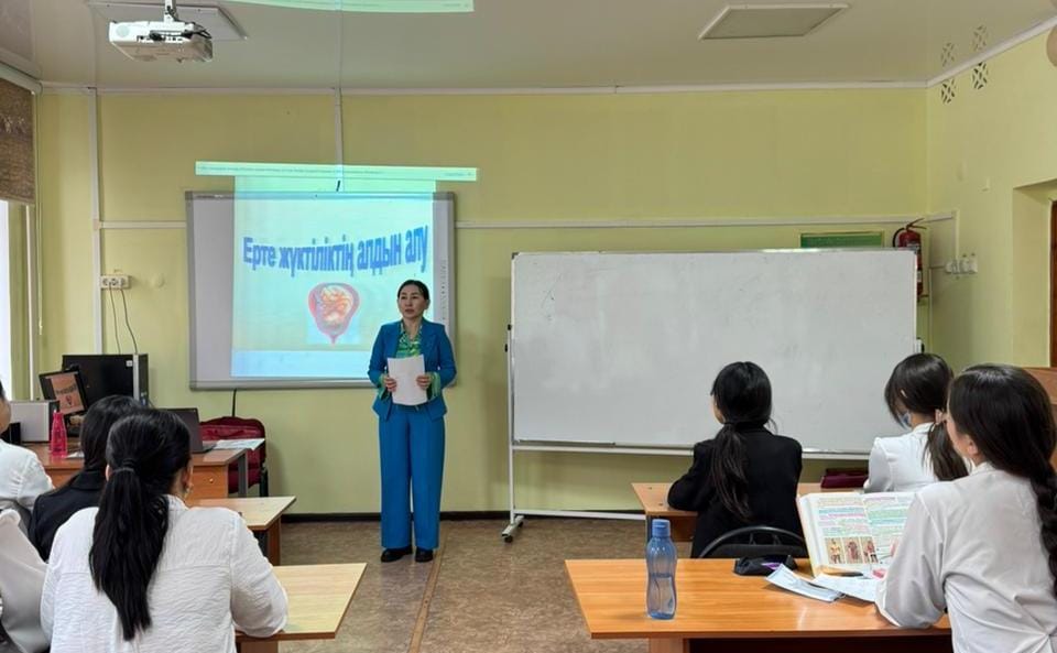 11 сынып оқушыларымен тәрбиелік бағытта қыздар жиналысы өткізілді